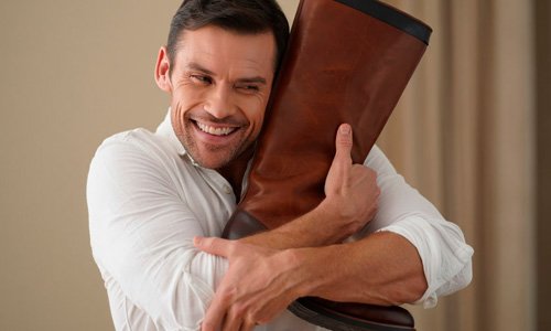 Мужчина обнимает сапог